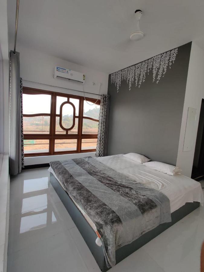 Hôtel Sunshine Sea View à Alībāg Extérieur photo